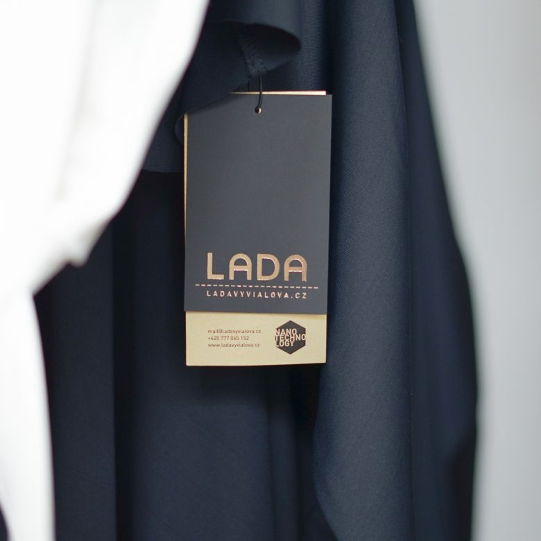 Visačka LADA s logem a certifikací OEKO-TEX STANDARD 100